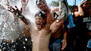 Фен се хвърли в автобуса на аржентинските герои, друг приключи на асфалта (ВИДЕО)