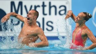 Изящество във водата: Пускат мъже в артистичното плуване за Париж 2024