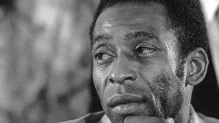 Слагат лика на Пеле върху банкноти