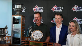 Чикаго Блекхоукс  изрита хокеист, преспал с майката на съотборник