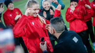 Футболна националка получи предложение за брак на тренировка (СНИМКИ)