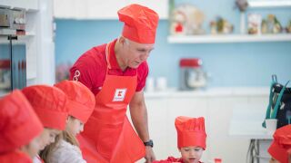 Kaufland издаде готварска книга за деца, на корицата е внучката на Христо Стоичков – Миа