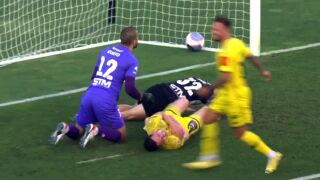 Краев вкарва и подава, качи се на върха (ВИДЕО)