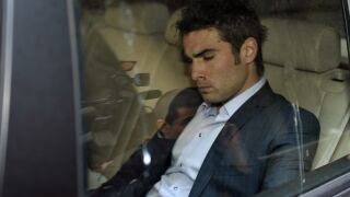 Уволниха голямо име на погребението на майка му