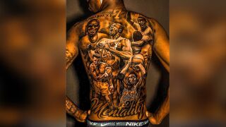 Четири легенди: Футболна звезда изрисува гърба си