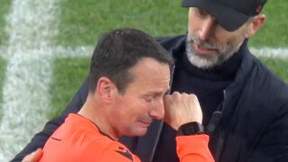 Невиждано: Съдията плаче, футболистите го утешават! (ВИДЕО)