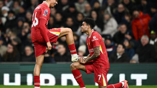 Фен на Ливърпул гори тениска на Трент (ВИДЕО)