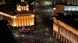 Снимка: Бунтът срещу бюджета: Как изглеждаше автентичното недоволство в големите градове у нас?