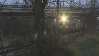 Снимка: „Всяка сутрин е така“: Трагедията на релсите във Враца разкрива ежедневния риск за стотици ученици