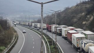 Снимка: Девети ден блокада на „Промахон“: Опашки от над 20 км и растящо напрежение сред шофьорите