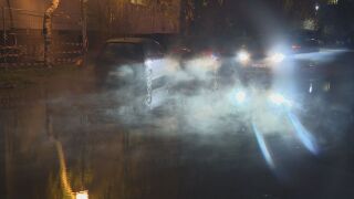 Снимка: „Не сме в Панчарево, нито в Павел баня“: Топла вода тече по улица в столичния кв. „Младост 1“