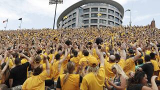Защо 70 000 души махат в унисон? (ВИДЕО)