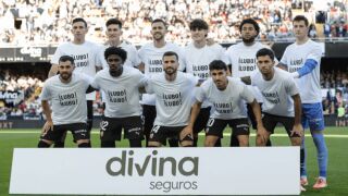 Валенсия показа специални тениски в подкрепа на Пенев (ВИДЕО)