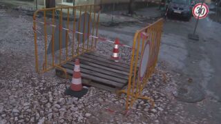 Снимка: Автомобил пропадна в огромна дупка в Пловдив: Жители негодуват срещу трета година ремонт