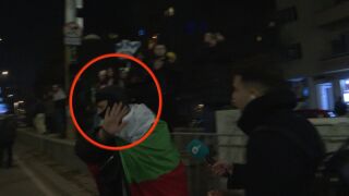 Снимка: През обектива на bTV: Маскираните групи сред протеста и стюардите, които ги откриват в задните редици 