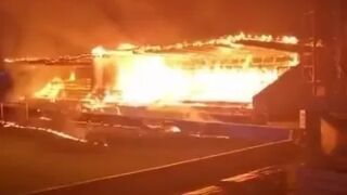 Деца запалиха стадион, полицията е безсилна (ВИДЕО)