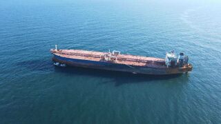 Снимка: След седмица блокада край Ахтопол: Танкерът „Кайрос“ е изтеглен и закотвен в Бургаския залив