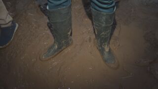 Снимка: Улица в кв. „Витоша“ е потънала в кал: От общината заговориха за дупка в закона