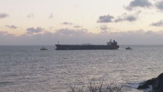 Снимка: Продължава операцията по изтеглянето на заседналия танкер „Кайрос“ край Ахтопол