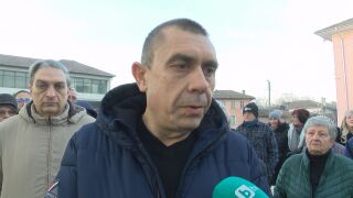 Снимка: Протест във великотърновското с. Хотница заради планиран цех за боеприпаси