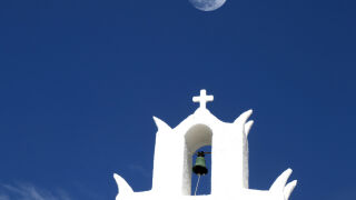 Срутена камбана дни преди Коледа: какво символизира тихата разруха?