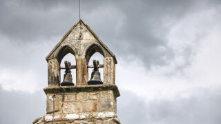 Срутена камбанария дни преди Коледа: какво символизира тихата разруха?