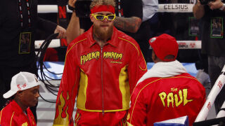 Може да яде със сламка, но се къпе в пари (СНИМКА)