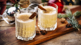 Историята зад егнога - класическият коледен пунш с алкохол (СНИМКИ)