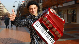 Исус, който не прави вино от вода, а превръща шума на града в коледно настроение (ВИДЕО)