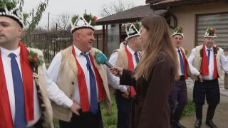Снимка: Танцуващите коледари от Ямбол – традиция със саби, предавана през поколения