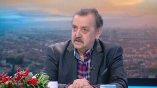 Снимка: „Ракията лекува всичко“; „Студът разболява“... Проф. Кантaрджиев разобличава митове за вирусите