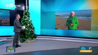 Доброволци, преоблечени като Дядо Коледа, чистят морския бряг от ранни зори (ВИДЕО)