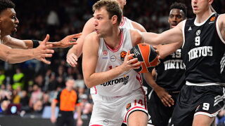 Везенков и Олимпиакос изпуснаха 20 точки аванс, но избегнаха загубата