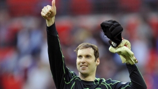 Феновете на Арсенал в очакване на Петър Чех 