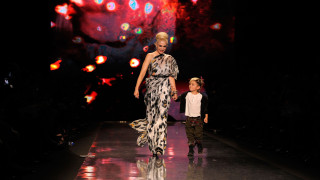 С мама Гуен по модния подиум