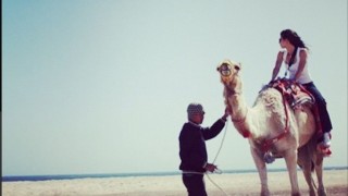 Цвети вече е в Дубай, яхна камила 