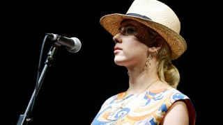 Скарлет Йохансон участва в новата песен “Candy” на Тhe Singles