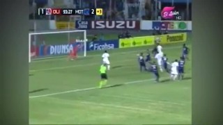 Фен нахлу на терена и вкара гол, съдията го зачете! (ВИДЕО)