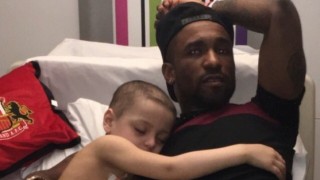 Смелият Брадли в прегръдките на своя идол 