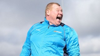 Звездата, която чисти терена и спи на стадиона (СНИМКИ)