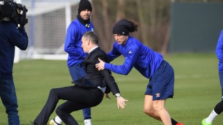 Давид Луиз в кеч схватка с британски журналист (ВИДЕО)