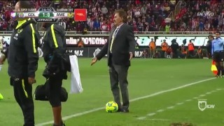 Треньор отне топката от съперник (ВИДЕО)