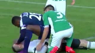 Футболист спаси живота на съперник по време на мач (ВИДЕО)