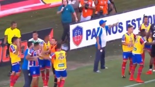 Меле и 10 червени картона на мач в Бразилия (ВИДЕО)