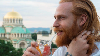 Срамежлив мъж пуска брада, която напълно променя живота му