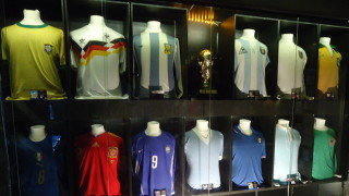 Българската връзка във футболния Лувър