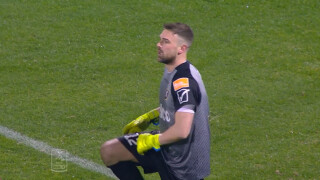 Вратар закопа отбора си с куриозен автогол (ВИДЕО)