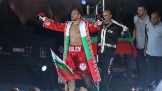 Кобрата показа мускули върху снега (СНИМКИ)