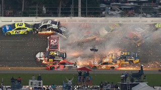 Като от екшън филм: Зрелищна катастрофа в НАСКАР (ВИДЕО)