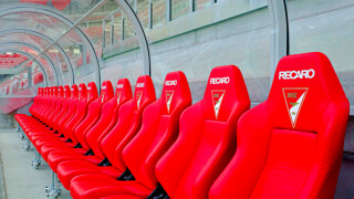 Футбол и спортни автомобили: Защо седалките на скамейките са такива?